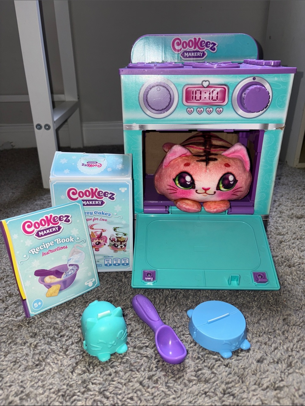 Cookeez Makery Play Oven Toy with Cat Plush